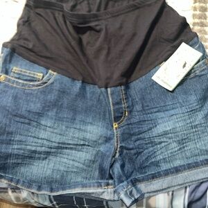 NWT! Oh Mamma maternity denim shorts!! Size L